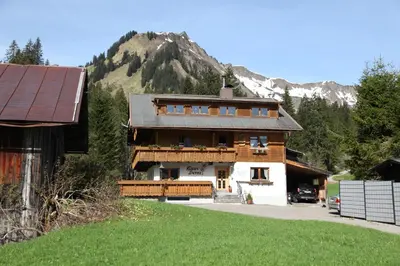 Ein allgemeiner Bergblick oder ein Berglick von des Bed & Breakfasts aus