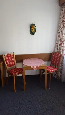 Ein Sitzbereich in der Unterkunft Hotel Garni