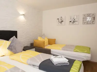Ein Bett oder Betten in einem Zimmer der Unterkunft Ferienwohnung - Bergblick - Vandans
