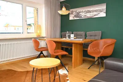 Ein Sitzbereich in der Unterkunft Alp-Chalet