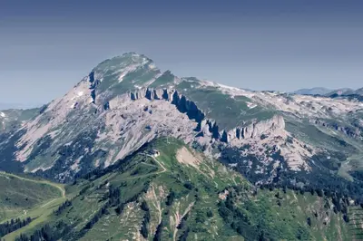 Ein allgemeiner Bergblick oder ein Berglick von des Aparthotels aus