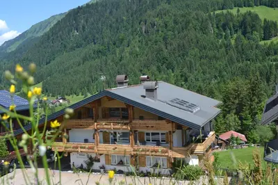 Ein allgemeiner Bergblick oder ein Berglick von des Aparthotels aus