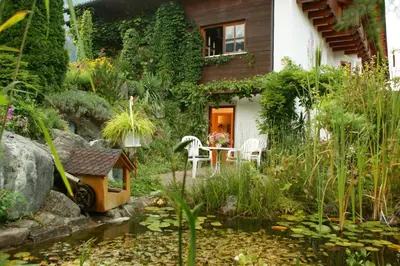Ein Garten an der Unterkunft Ferienwohnung Amann