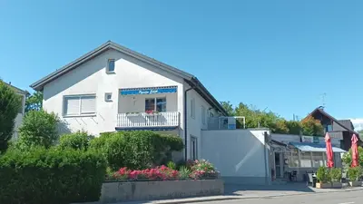 Das Gebäude in dem sich das Privatzimmer befindet