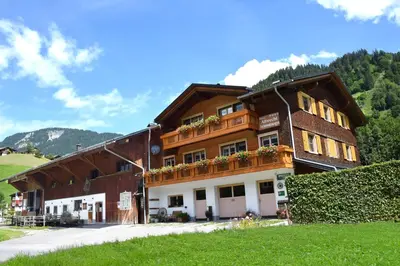 Ein allgemeiner Bergblick oder ein Berglick von des Bauernhofs aus