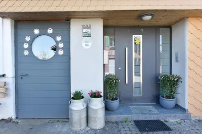 Eine Fassade oder ein Eingang zu Bio-Bauernhof Heidegger