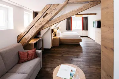 Ein Sitzbereich in der Unterkunft Hotel Gasthof Lamm