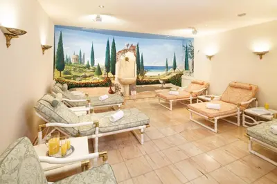 Ein Sitzbereich in der Unterkunft Hotel Lech & Residenz Chesa Rosa