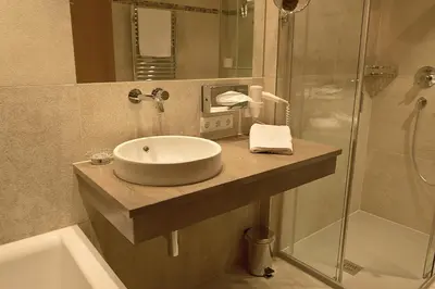 Ein Badezimmer in der Unterkunft Hotel Lech & Residenz Chesa Rosa