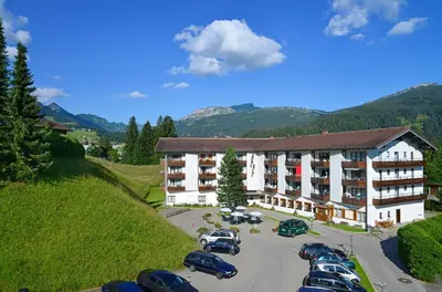 Ein allgemeiner Bergblick oder ein Berglick von des Aparthotels aus