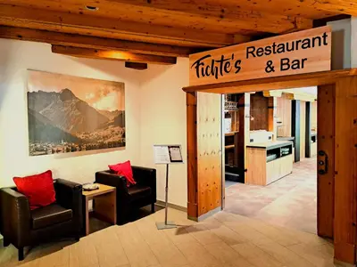 Ein Sitzbereich in der Unterkunft Familienhotel Kleinwalsertal