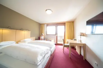 Ein Bett oder Betten in einem Zimmer der Unterkunft Hotel garni Landhaus Maria Grün