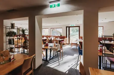 Ein Restaurant oder anderes Speiselokal in der Unterkunft Familienhotel Lagant