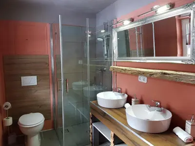 Ein Badezimmer in der Unterkunft Haus Guentli