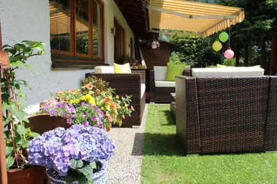Ein Garten an der Unterkunft Haus Guentli