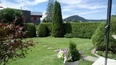 Ein allgemeiner Bergblick oder ein Berglick von des Ferienhauses aus