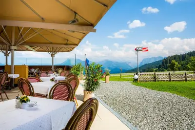 Ein allgemeiner Bergblick oder ein Berglick von des Hotels aus