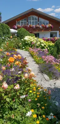 Ein Garten an der Unterkunft Ferienwohnung Gästehaus Büchele Kleinwalsertal