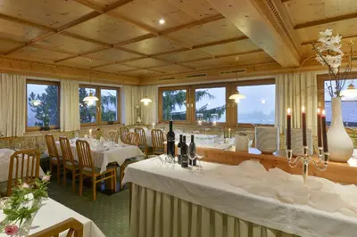 Ein Restaurant oder anderes Speiselokal in der Unterkunft Hotel Sonnblick