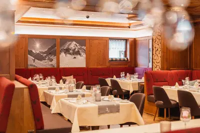 Ein Sitzbereich in der Unterkunft Hotel Jagdhaus Monzabon