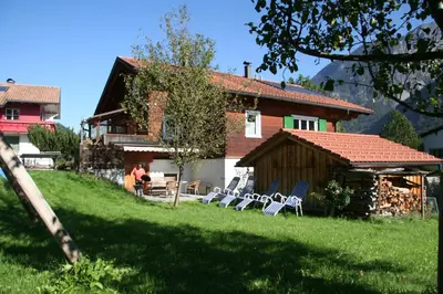 Ein Garten an der Unterkunft Chalet Montafon