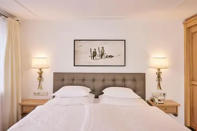 Ein Bett oder Betten in einem Zimmer der Unterkunft Hotel Garni Sursilva