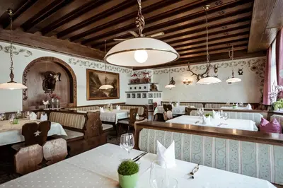 Ein Restaurant oder anderes Speiselokal in der Unterkunft Die Linde