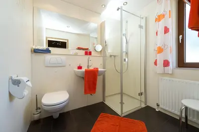Ein Badezimmer in der Unterkunft Gasthaus & Pension Alphorn
