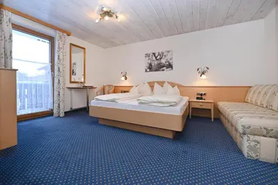 Ein Bett oder Betten in einem Zimmer der Unterkunft Gasthaus & Pension Alphorn
