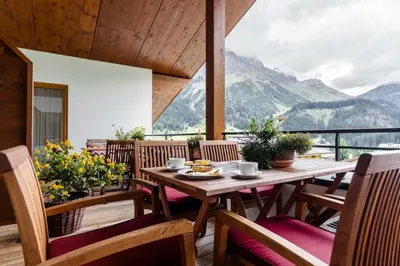 Ein allgemeiner Bergblick oder ein Berglick von des Hotels aus