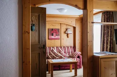 Ein Sitzbereich in der Unterkunft Hotel Kristall