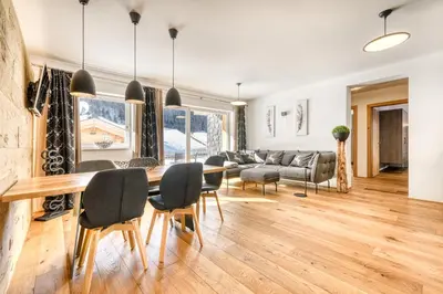 Ein Sitzbereich in der Unterkunft Arlberg Chalets