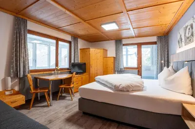 Ein Bett oder Betten in einem Zimmer der Unterkunft Hotel Garni Madrisa