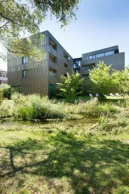 Ein Garten an der Unterkunft Hotel am See