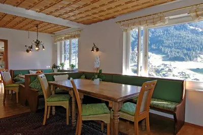 Ein allgemeiner Bergblick oder ein Berglick von der Ferienwohnung aus