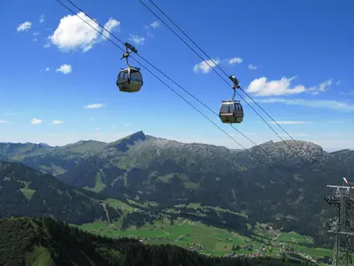 Ein allgemeiner Bergblick oder ein Berglick von der Lodge aus