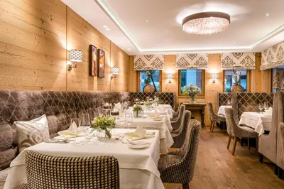 Ein Sitzbereich in der Unterkunft Hotel Auenhof