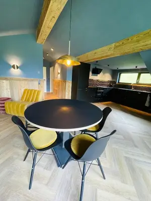Ein Sitzbereich in der Unterkunft KWT Lodge