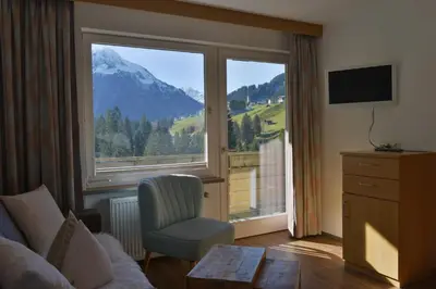 Ein allgemeiner Bergblick oder ein Berglick von der Pension aus