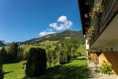 Ein allgemeiner Bergblick oder ein Berglick von der Pension aus