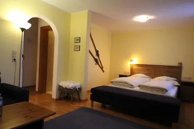 Ein Bett oder Betten in einem Zimmer der Unterkunft Hotel Garni Lärchenhof