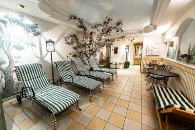 Ein Sitzbereich in der Unterkunft Hotel Olympia