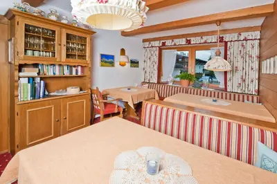 Die Bibliothek in der Pension
