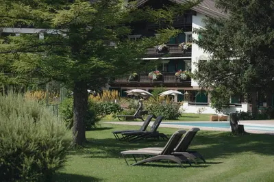 Ein Garten an der Unterkunft Hotel Arlberg Lech