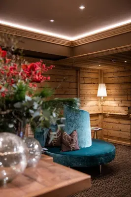Ein Sitzbereich in der Unterkunft Hotel & Chalet Montana