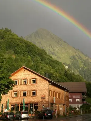 Ein allgemeiner Bergblick oder ein Berglick von des Aparthotels aus