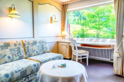 Ein Sitzbereich in der Unterkunft Ski- und Aktivhotel Almhof Rupp