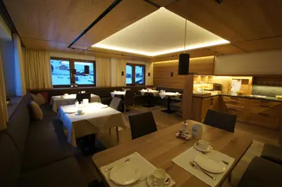 Ein Restaurant oder anderes Speiselokal in der Unterkunft Pension Gallus
