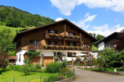 Ein allgemeiner Bergblick oder ein Berglick von der Ferienwohnung aus