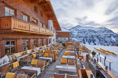 Ein allgemeiner Bergblick oder ein Berglick von des Hotels aus